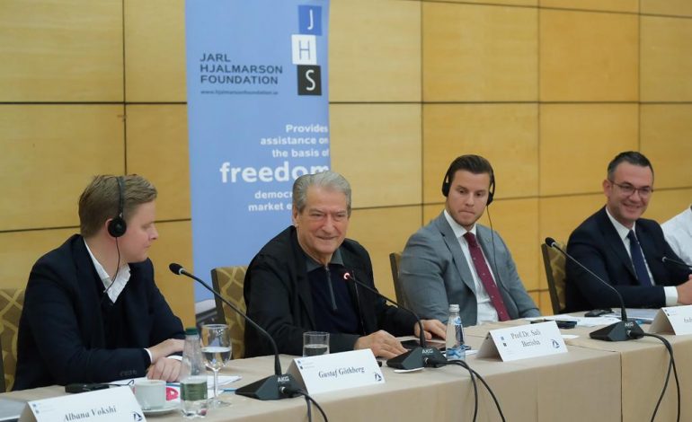 “E UDHËHEQUR NGA NJË ZONJË E SHQUAR”/ “Lapsusi” i Berishës, ngatërron drejtuesin e partisë simotër të PD në Suedi: Është burrë?! Më falni