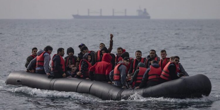 EMIGRACIONI I PALIGJSHËM/ Anglia merr vendimin për shqiptarët që shkojnë me gomone, pa mbushur 24 orë nga mbërritja…