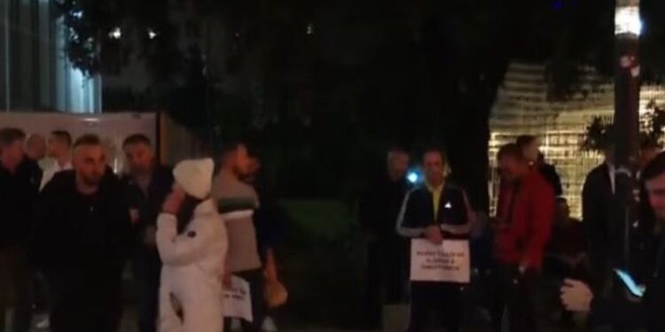 VDEKJA E LAER KURTIT/ Protestuesja ndihet keq gjatë fjalimit, bie përtokë pa ndjenja