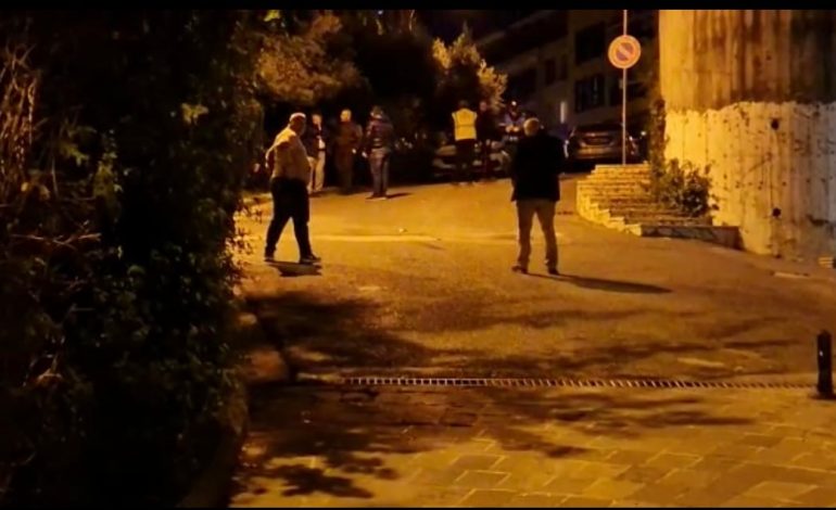 VRASJA E 39-VJEÇARIT NË TIRANË NDRYSHOHET PËR HASMËRI/ Policia shoqëron disa persona, çfarë ndodhi te Kodra e Diellit
