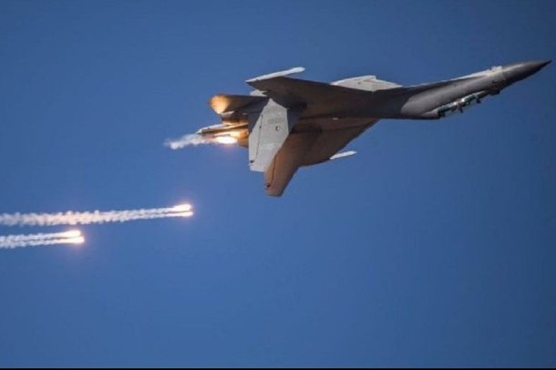 SINJALE LUFTA/ Çfarë po ndodh në Detin e Zi? Avionët rusë e britanikë përballë njëri-tjetrit, qëllohet me raketë