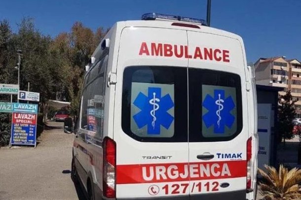 E RËNDË/ Makina merr përpara të moshuarën në Tepelenë, gruaja ndërron jetë në spital