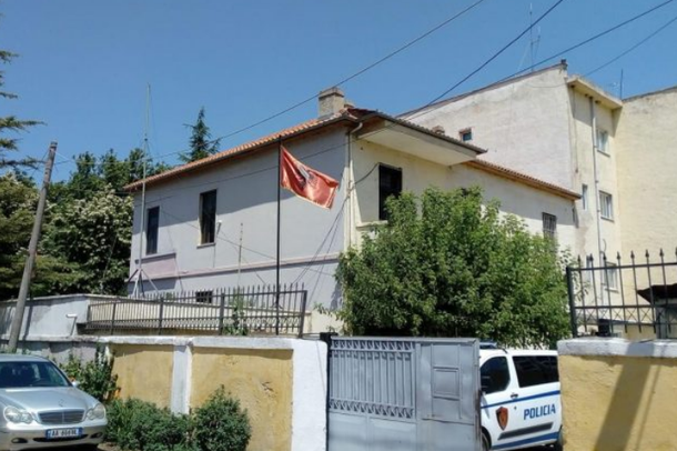NDODH EDHE KJO NË POGRADEC/ Dy vëllezërit bëjnë për spital nënën dhe vëllain tjetër