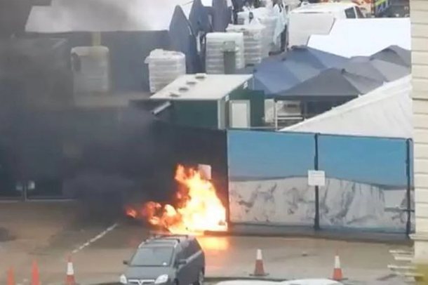 PAMJET/ Sulmohet me bomba molotov qendra e emigrantëve, pas ngjarjes autori var veten