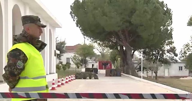 TJETËR “SPIUN” NË SHQIPËRI? Çfarë u zbulua mbi çekun që zbriti me parashutë nga Dajti në repartin ushtarak
