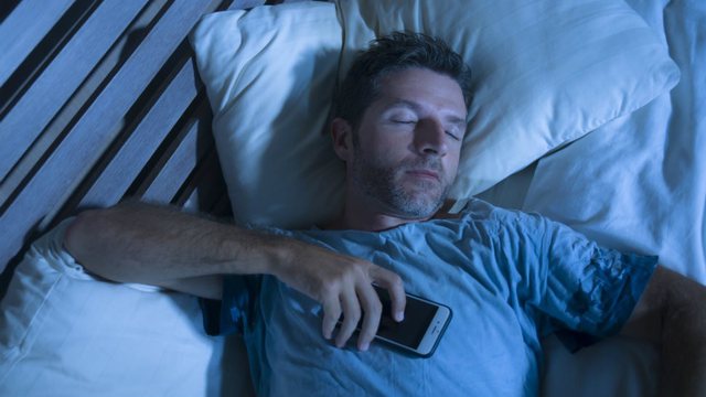 PARALAJMËRIMI për ata që kanë Iphone: Gjatë natës mos e lini kurrë në …