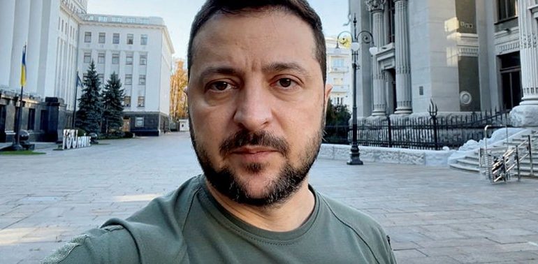 LUFTA/ Zelennsky: Taktikat ruse në frontin lindor janë “të çmendura”