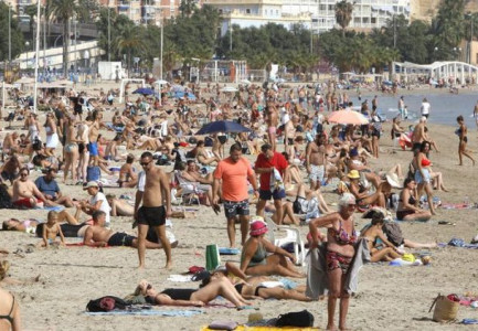PO AFRON NËNTORI DHE NJERËZIT BËJNË PLAZH/ Ndryshimet klimatike sjellin mot të pazakontë në Francë dhe Spanjë