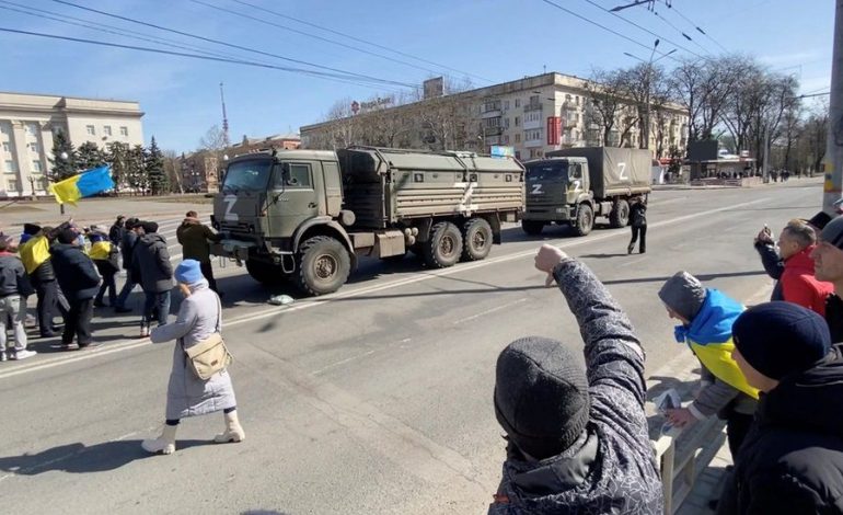 LUFTA/ Rusia paralajmëron fillimin e betejës në Kherson, u bën thirrje qytetarëve të largohen