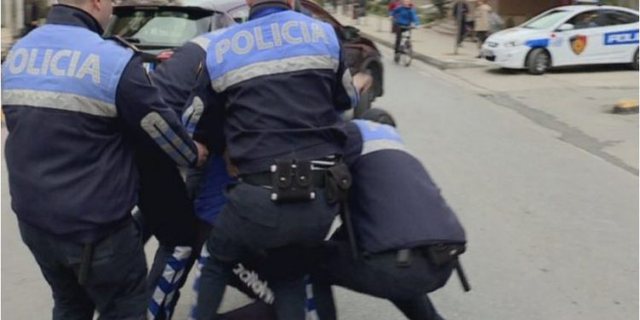 POLICIA I NDALON PËR KONTROLL/ Shoferi dhe pasagjerët dalin nga makina dhe e bëjnë për spital efektivin në Vlorë