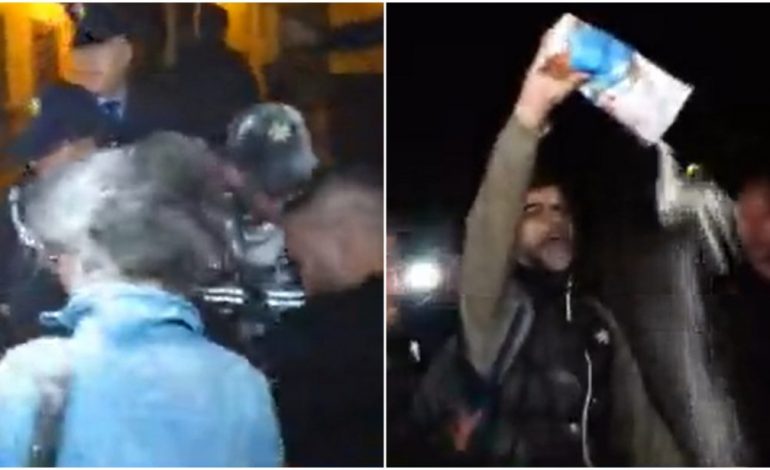 “KJO ËSHTË KOKAINA JUAJ”/ Përshkallëzon protesta para ministrisë, qytetarët lyejnë me MIELL policët