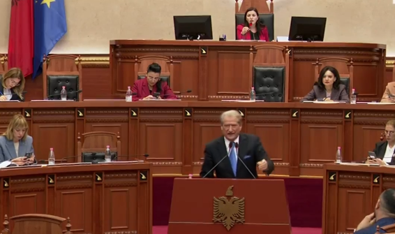 VDEKJA E TË RIUT NË KOMISARIAT/ Berisha i kërkon 1 minutë heshtje parlamentit, kërkesa nuk miratohet