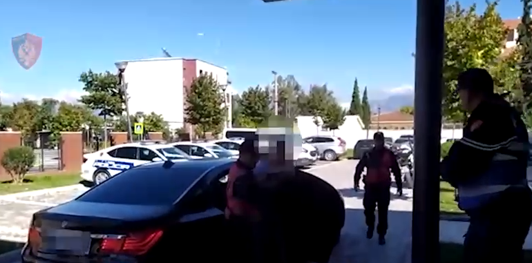 E PËSON KEQ/ Lëvizte me armë zjarri në automjet, arrestohet 38-vjeçari në Tiranë