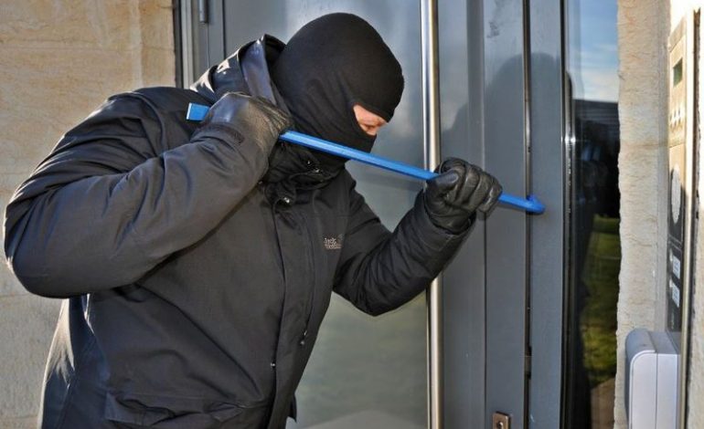 DETAJET E PARA/ Vidhet me dhunë një banesë në Vaun e Dejës, grabitësit morën një shumë parash