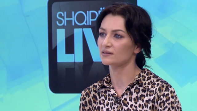 PREJ VITESH LUFTON ME TUMORIN/ Njihuni me gazetaren që i ra të fikët gjatë protestës së Lear Kurtit: Gjoksi i majtë kishte zvogëlim…