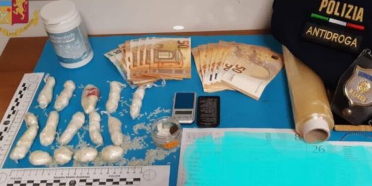 KAPEN ME 1 KILOGRAM KOKAINË NË SHTËPI/ Vihen në pranga dy shqiptarët në shtetin fiqnj