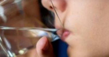 DUHET T’I HIDHNI NJË SY/ Ky është gabimi i madh që bëjmë kur pimë ujë