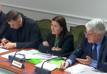 REPLIKAT/ “Je kokrra e komunistit”- Majko debaton ashpër me Alibeajn: Na vjen këtu diskuton si adoleshent…