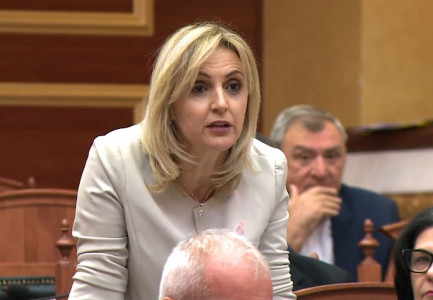 DEPUTETJA E PD NIS TË FLASË PËR MBYLLJEN E KOLEGJIT “MEHMET AKIF”/ Lindita Nikolla i ndërpret fjalën: Kjo nuk është procedurë…