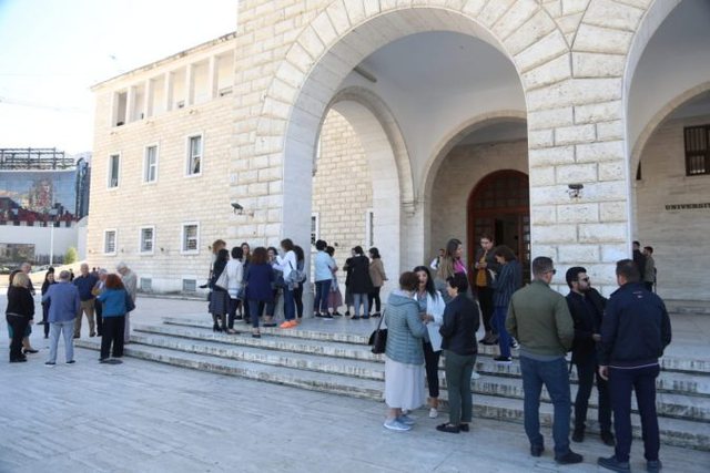 PEDAGOGËT NUK TËRHIQEN/ Vijon bojkoti: Nesër protestë kombëtarë