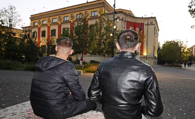“GOMONEN E LA KARBURANTI…”/ Media britanike ndjek deri në Tiranë dy të rinjtë shqiptarë, Eltoni dhe Lodjani rrëfejnë dramën e kalimit në Angli