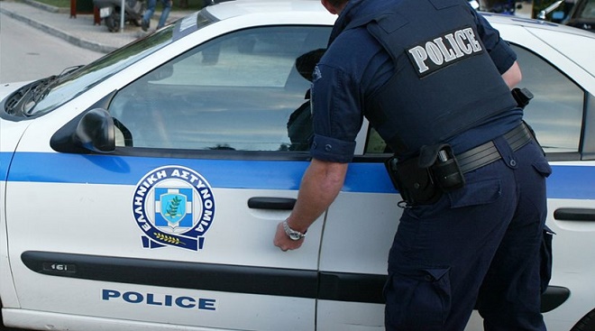 FSHEHU TË BARDHËN TE PEMA E ULLIRIT/ Shqiptari tenton t’i shpëtojë policisë, nuk zgjat shumë arratia