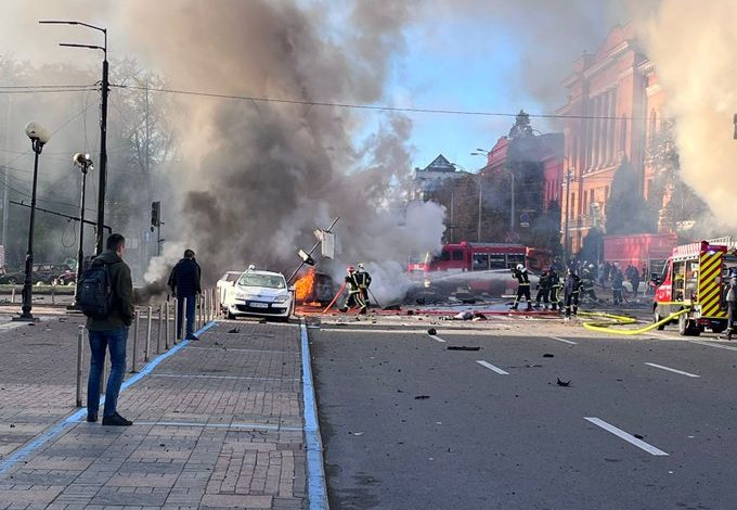SULMET ME RAKETA NË UKRAINË/ Ndërprerje të energjisë elektrike dhe furnizimit me ujë në disa rajone