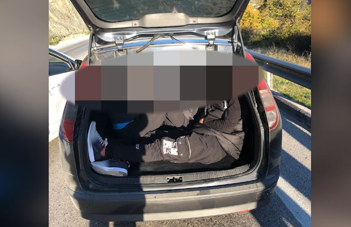E PËSON KEQ/ Transportonte 6 emigrantë të paligjshëm, arrestohet 34-vjeçari në Tepelenë