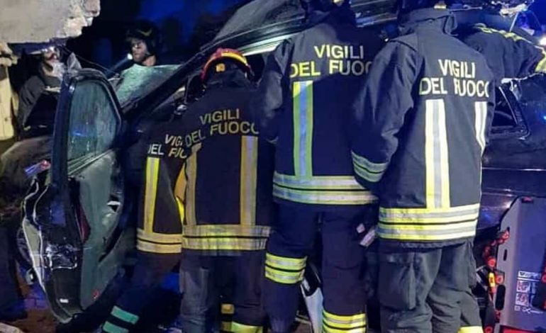 TRAGJEDI NË FAMILJEN SHQIPTRE/ Vdes në aksident 22-vjeçarja dhe tre fëmijë të mitur, plagoset rëndë i shoqi