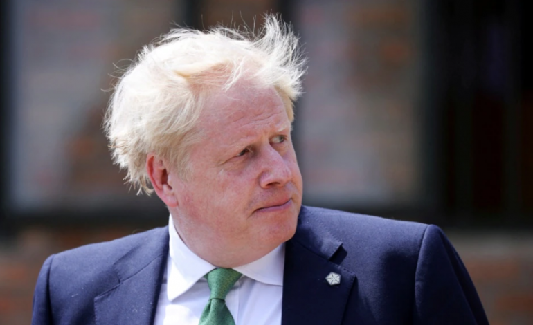 MBRETËRIA E BASHKUAR DREJT ZGJEDHJEVE/ Boris Johnson fotografohet gjatë fluturimit të kthimit nga Karaibet