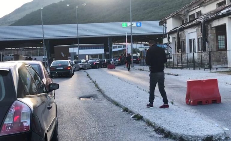 LEJOI KALIMIN E MALLRAVE KONTRABANDË/ Pranga doganierit në Kapshticë dhe 2 trafikantëve