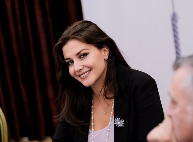 RRËFIMI/ Floriana Garo nuk e lë burrin të dalë nga shtëpia: Jam shumë xheloze