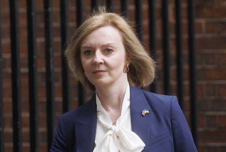 VETËM 45 DITË NË DETYRË/ Liz Truss jep dorëheqjen si kryeministre e Britanisë