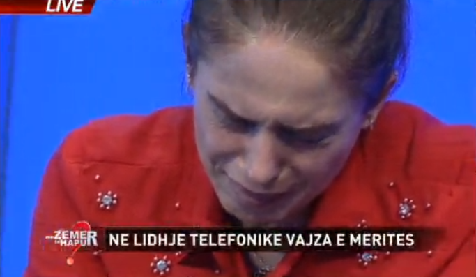 “NJERKU MË KA TRAJTUAR SI VAJZËN E TIJ”/ Vajza rrëfen ‘live’, nëna shpërthen në lot në studio: E kanë dhunuar, mua më kanë kërcënuar me përdhunim