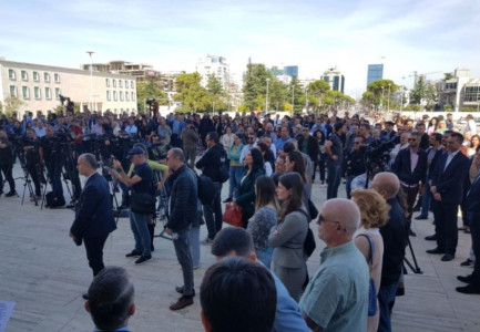 NIS ME PROTESTA VITI I RI AKADEMIK/ Studentët rreshtohen në krah të pedagogëve! Sindikata-dekanëve: Qëndroni…