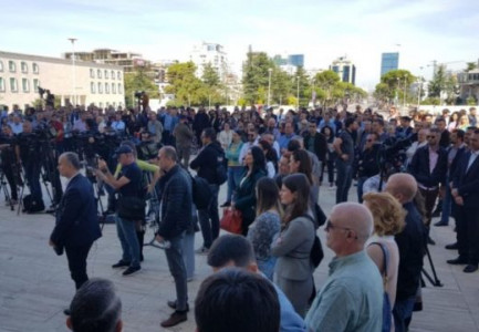 “PA RRITJE PAGASH, NUK TËRHIQEMI…”/ Përshkallëzohet aksioni. Të hënën, protestë kombëtare. Pedagogët: Nuk ndalemi
