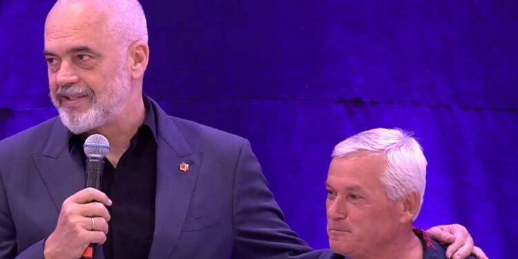 BATUTA NË DIBËR/ Rama me qytetarin: Mos ha, hajde çik ktu. Nuk iu ndave blusë, më shkatërrove fare