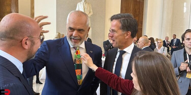 FOTOLAJM/ Kravata e Ramës merr vëmendje në Komunitetin Politik Europian, kryeministrja e Islandës nuk i “reziston” tundimit