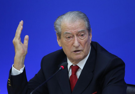 “SHEFAT KANË MARRË PARA DHE FSHEHIN…”/ Berisha shpërndan denoncimin: Spanjolles së arrestuar në Tiranë i vjedhin nga çanta 6 mijë euro