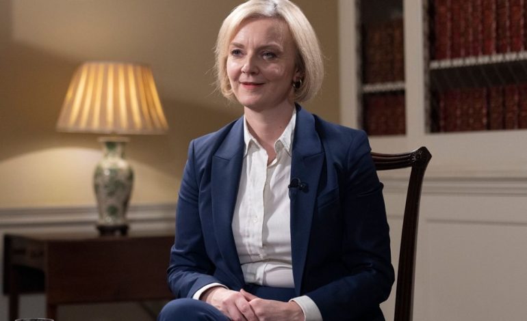 “MOS E TURPËRO MBRETIN”/ Liz Truss udhëzohet të mos përmendë familjen Mbretërore në falenderimet e fundit pas qeverisjes ‘katastrofale’