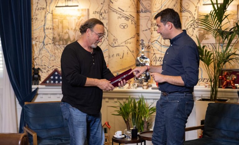 JIM BELUSHI NË SHQIPËRI/ Takohet me Veliajn: I lumtur që do të promovojë Tiranën në median amerikane