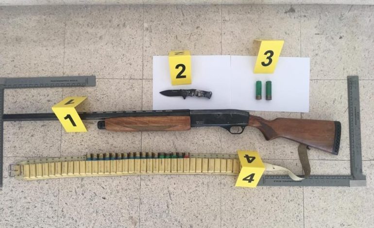 E PËSON KEQ/ Pas konfliktit qëllon me armë makinën me tre persona brenda, arrestohet 45-vjeçari