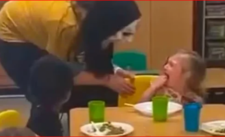 VIDEO SHOKUESE/ Edukatorja tmerron fëmijët në kopsht, të vegjlit shpërthejnë në të qara