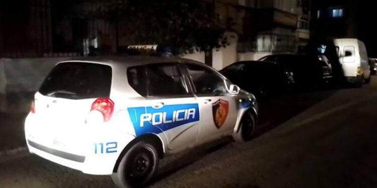 AKSIDENT I RËNDË/ Makina përplas 3-vjeçarin në Durrës, dërgohet me urgjencë në spital