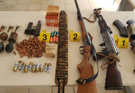 SEKUESTROHET ARSENAL ARMËSH NË ELBASAN/ Në pranga dy persona. Policia u gjen kanabis dhe opium. Detajet e operacionit