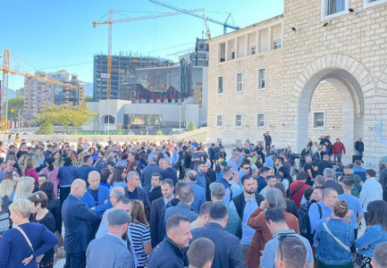 SOT PROTESTA E PEDAGOGËVE/ Berisha thirrje për pjesëmarrje: Punonjës e studentë, të gjithë para Universitetit të Arteve!