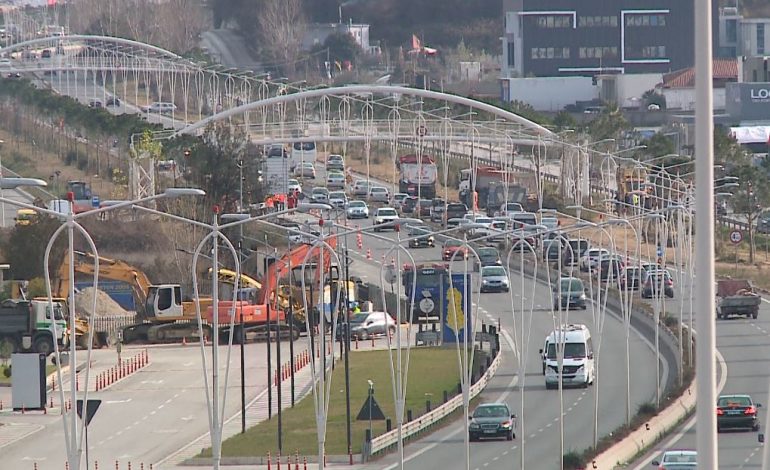 PUNIME NË AUTOSTRADËN TIRANË-DURRËS/ ARRSH: Segmenti 25 ditë i bllokuar në të dyja senset e lëvizjes