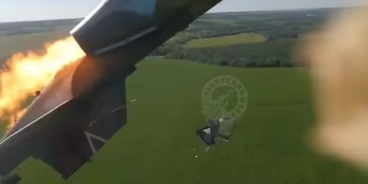 MOMENTI DRAMATIK/ Piloti hidhet me parashutë pasi avioni përfshihet nga flakët