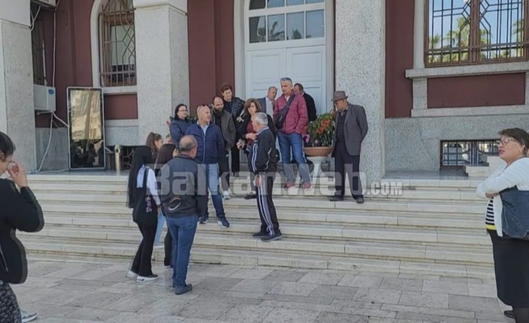 PALLATI U DËMTUA NGA TËRMETI/ Banorët: Punimet pa cilësi, defekte të shumta, nuk kemi drita