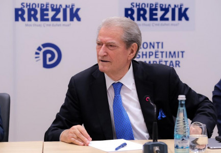 “NUK SHEH KULLËN 14 KATE PA LEJE”/ Sali Berisha: Ramës i duhen satelitët që të vjedhë. Po tallet…